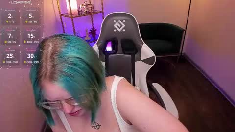 manic_pixie_ online show from June 25, 3:28 pm