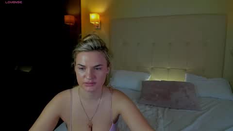 Mariel online show from December 3, 1:26 am