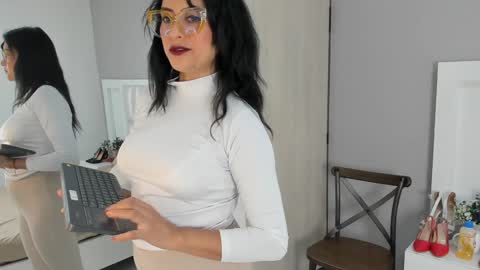 Maria Evans  online show from January 28, 8:36 pm