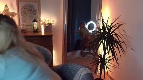 Maria  online broadcast from Tuesday to Suturday from 6 pm to 12 pm Germany time Sunday-Monday offline online show from February 25, 9:04 pm