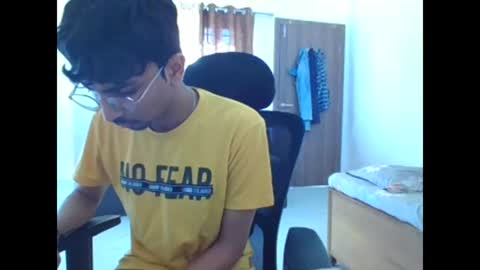 maskboyz2003 online show from March 6, 3:35 am