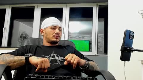 Snapshot of masterchris12 chatting on December 9, 12:12 am masterchris12 online show from December 9, 12:12 am