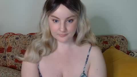 Snapshot of mathilde_solveig chatting on January 25, 8:42 pm mathilde_solveig online show from January 25, 8:42 pm