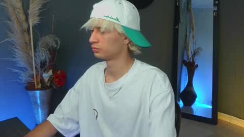 mattias     online show from September 17, 1:09 am