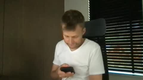 Max take off clothes online show from November 17, 8:50 am