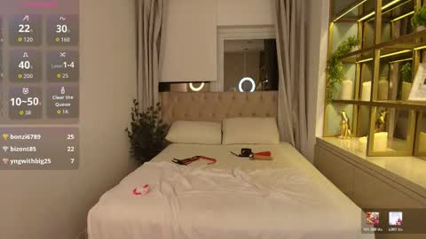 Maxine online show from March 6, 10:20 pm