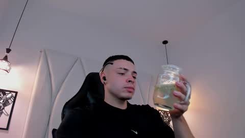 MAX online show from February 21, 7:54 pm