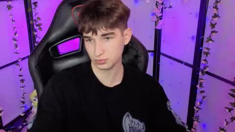 Max online show from November 25, 12:48 pm