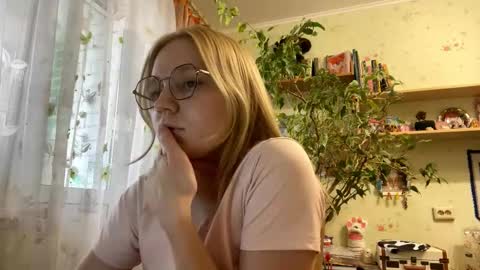 Snapshot of maybelleensminger chatting on October 10, 11:05 am Lola online show from October 10, 11:05 am