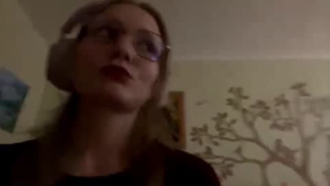 Snapshot of maybelleensminger chatting on September 26, 4:37 pm Lola online show from September 26, 4:37 pm