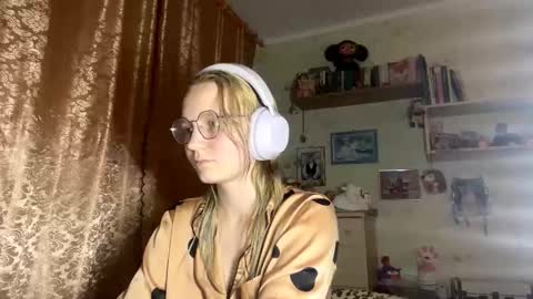 Snapshot of maybelleensminger chatting on October 2, 7:23 pm Lola online show from October 2, 7:23 pm