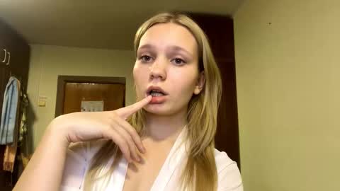 Snapshot of maybelleensminger chatting on October 20, 9:42 pm Lola online show from October 20, 9:42 pm