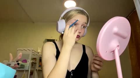 Snapshot of maybelleensminger chatting on October 18, 5:28 pm Lola online show from October 18, 5:28 pm