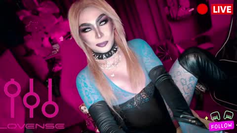 THE QUEEN ALPHA   Queen Medusa Prey online show from May 12, 8:40 pm