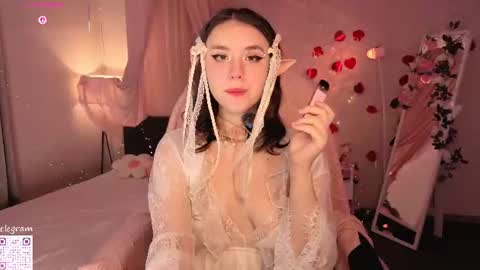 Megan Nelson online show from June 18, 11:48 am