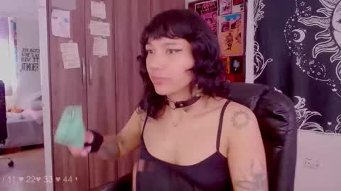 Melissa  -  -  Please help me to reach 100 thumbs up online show from October 18, 5:17 pm