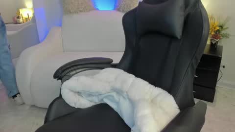 melan_owen online show from May 7, 11:06 am