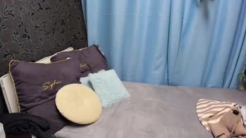 Melanie online show from November 18, 9:01 am