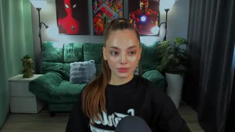 MelanieAlves online show from May 3, 2:45 pm