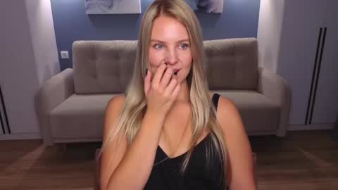 Melanie Bennett online show from October 11, 8:19 am