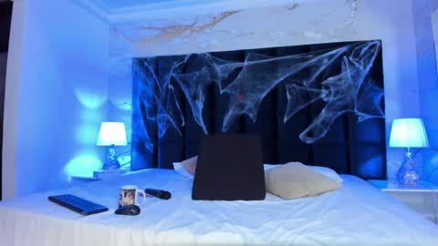 Melanie Roux online show from October 7, 8:05 pm