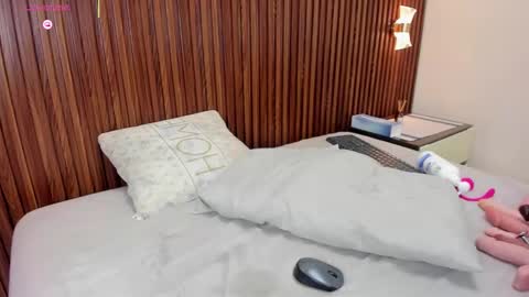 M E L I N A  online show from November 12, 8:44 pm