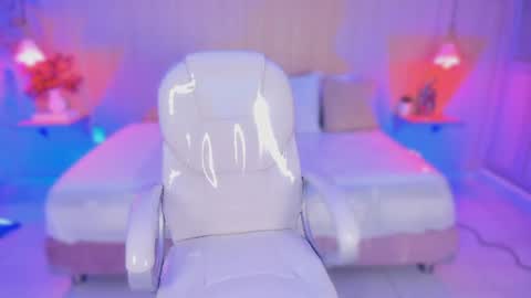 M E L I S S A  online show from July 25, 12:25 pm
