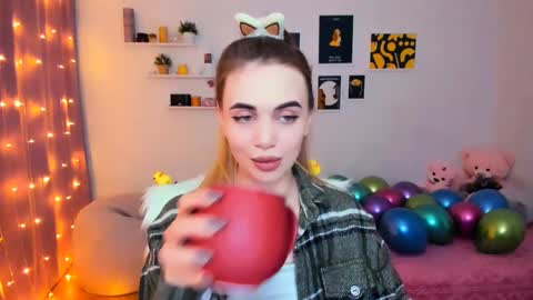 Snapshot of mellifluoustess chatting on February 14, 2:18 am Tessa online show from February 14, 2:18 am