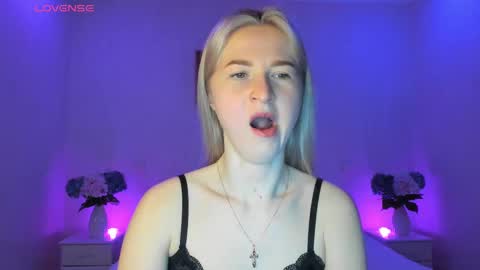 Snapshot of mellina_tey chatting on March 8, 9:40 pm Mellina online show from March 8, 9:40 pm