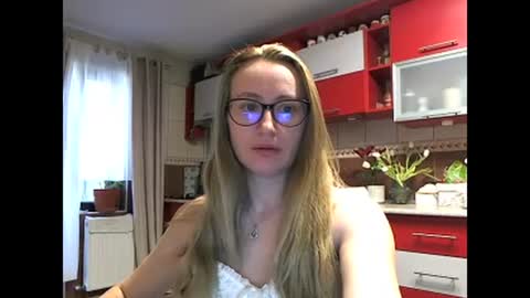 Snapshot of melly_rosey chatting on March 4, 8:02 am Melly online show from March 4, 8:02 am