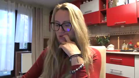 Snapshot of melly_rosey chatting on October 22, 7:00 am Melly online show from October 22, 7:00 am