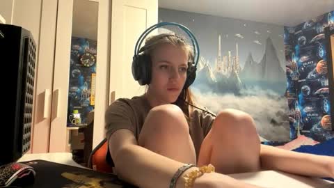 Hi Im Aria 18 years old online show from October 15, 2:18 pm
