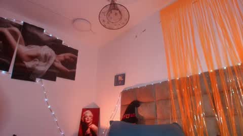 Snapshot of mia_0_ chatting on October 14, 7:50 pm Emi online show from October 14, 7:50 pm