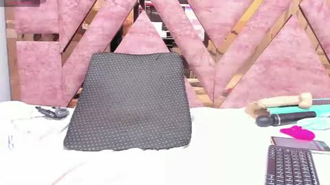 Mia online show from July 28, 4:39 pm