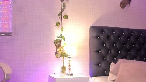 Snapshot of mia_bonneett chatting on March 7, 11:27 pm online show from March 7, 11:27 pm