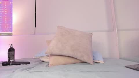 Snapshot of mia_bonneett chatting on March 12, 11:44 pm online show from March 12, 11:44 pm