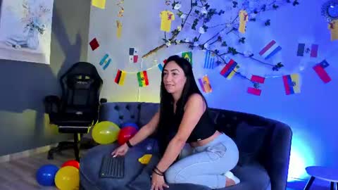 mia_davis__ online show from June 13, 12:15 pm