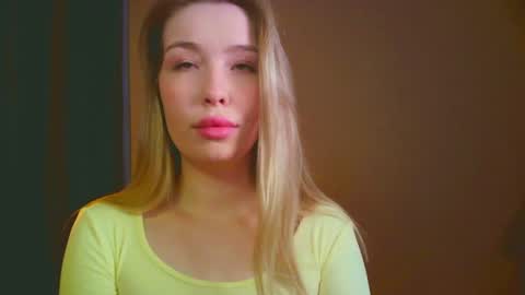 Mia online show from December 6, 8:43 am