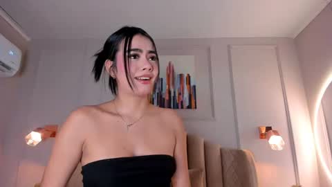 Mia online show from July 14, 8:25 pm