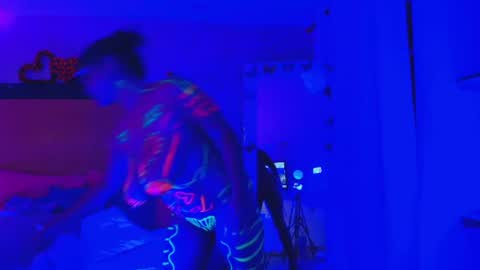 MIALOPEZ      .     Y      .      online show from July 4, 8:23 pm