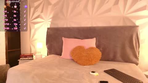 Snapshot of mia_lou_ chatting on October 20, 8:36 pm Mia online show from October 20, 8:36 pm