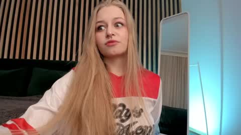 Snapshot of mia_meows chatting on February 7, 3:30 pm Mia here Appreciate your support online show from February 7, 3:30 pm