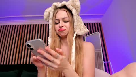 Snapshot of mia_meows chatting on January 31, 3:22 pm Mia here Appreciate your support online show from January 31, 3:22 pm