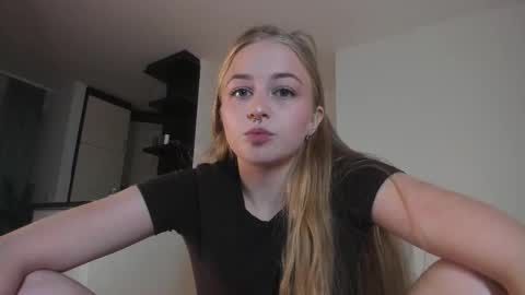 Snapshot of mia_meows chatting on October 18, 4:11 pm Mia here Appreciate your support online show from October 18, 4:11 pm