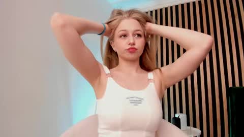 Snapshot of mia_meows chatting on February 23, 2:25 pm Mia here Appreciate your support online show from February 23, 2:25 pm