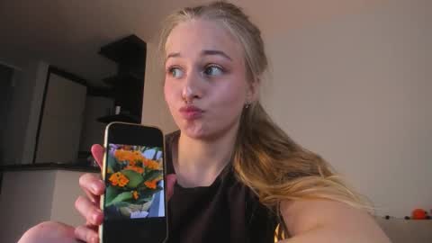Snapshot of mia_meows chatting on October 19, 4:22 pm Mia here Appreciate your support online show from October 19, 4:22 pm