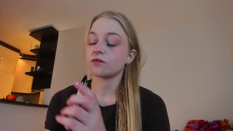 Snapshot of mia_meows chatting on October 7, 11:17 am Mia here Appreciate your support online show from October 7, 11:17 am