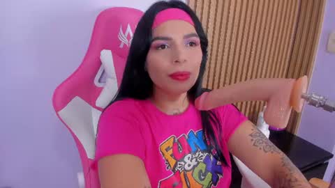 mia novoa online show from July 21, 9:39 pm
