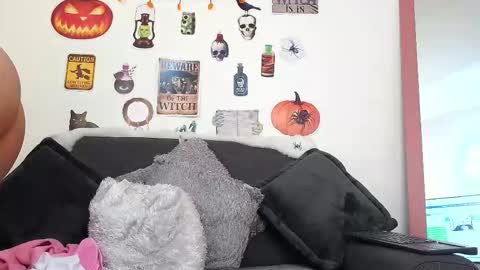 Mia online show from October 22, 7:59 pm