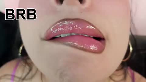 Mia online show from July 11, 11:30 pm